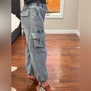 Wide-leg cargo jeans